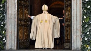El Papa Francisco abre La Puerta Santa Año de La Misericordia Divina