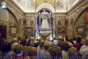 Cantamos la Salve en el camarín de La Virgen