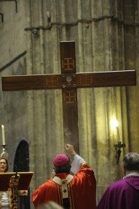 El Arzobispo introducirá una nueva reliquia en la Cruz, la de San Fernando. De esta forma, la cruz contará con cinco reliquias de cinco santos y beatos sevillanos: Santa Ángela de la Cruz, Santa María de la Purísima, el Beato Marcelo Spínola, la Beata Victoria Díez y el beato Manuel González, que próximamente será canonizado en Roma.